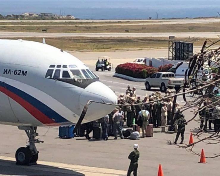Два руски самолета с военни и техника кацнаха в Каракас