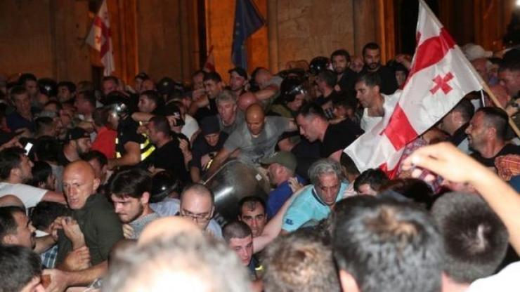 Хиляди гневни грузинци атакуваха парламента заради руски депутат