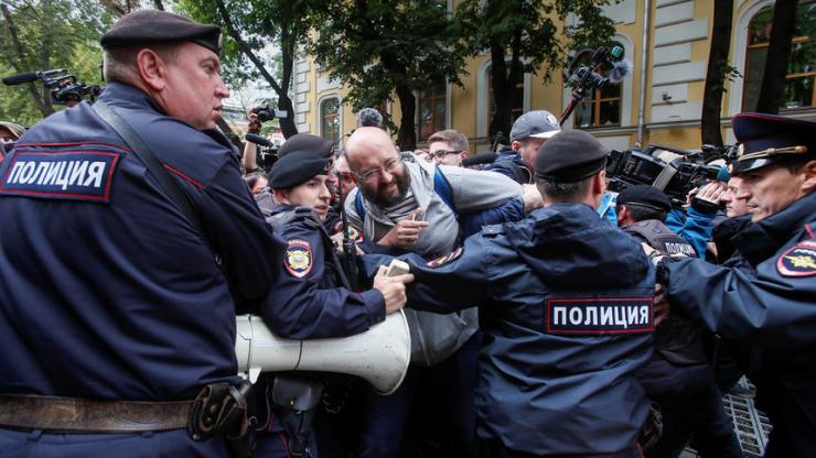 Полицията в Москва разпръсна протест и арестува опозиционни политици