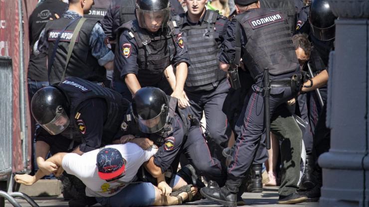 полицията в Москва действа брутално срещу демонстрантите