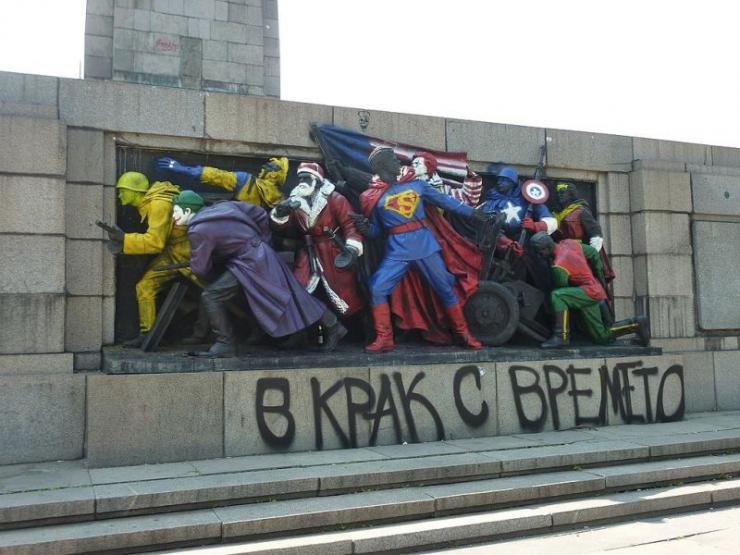 Скулптурните фигури от паметника на съветската армия в София редовно осъмват оцветени като герои от комисксите