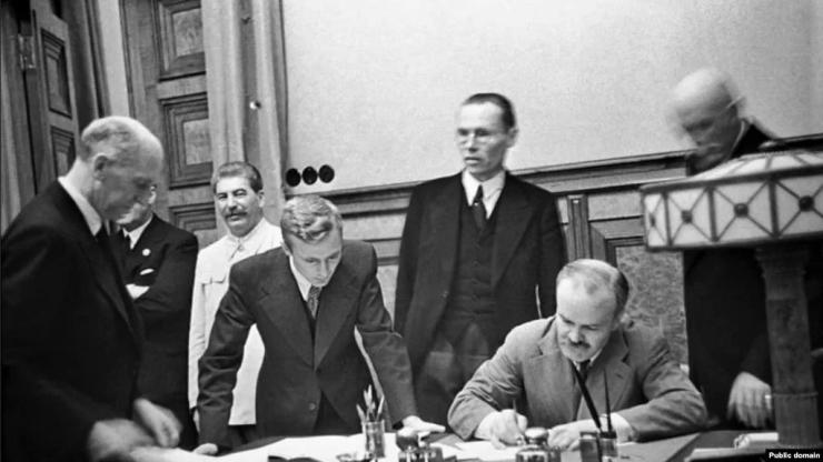 Подписването на пакта за ненападение между СССР и Германия, известен като "Ребентроп-Молотов"