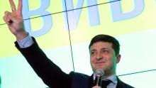 комикът Владимир Зеленски постигна съкрушителна победа на изборите над досегашния президент Петро Порошенко