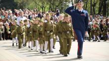 Маршируващите деца във военни униформи в "парада на предучилищните войски"