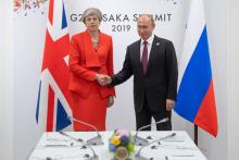 Тепеза Мей с ледено изражение на срещата с Владимир Путин