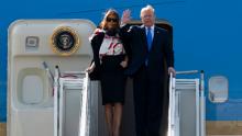 Доналд Тръмп и Мерания слизат от самолета на летището във Великобритания