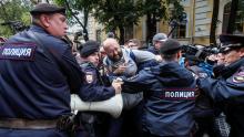 Полицията в Москва разпръсна протест и арестува опозиционни политици