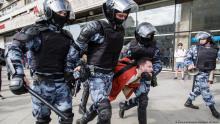 Полицията в Москва арестува стотици протестиращи 