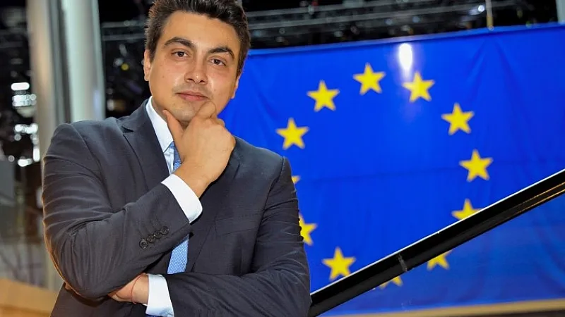Момчил Неков
