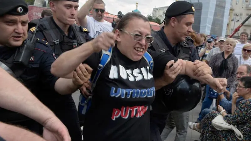 Полоцията в Москва масово арестува протистиращи