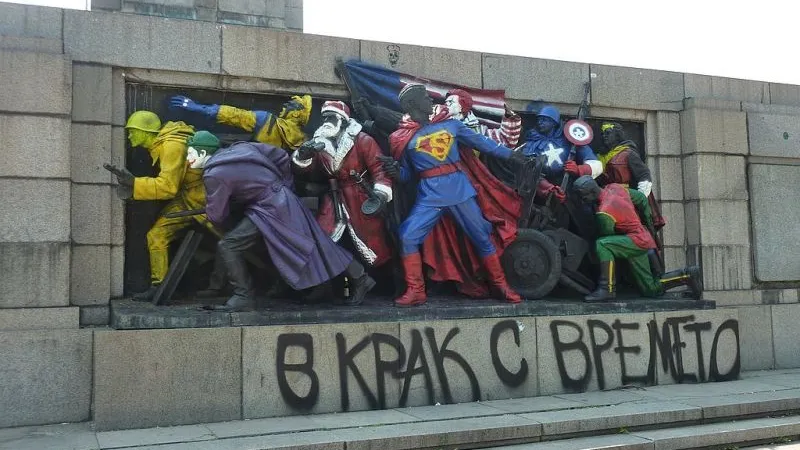 Скулптурните фигури от паметника на съветската армия в София редовно осъмват оцветени като герои от комисксите