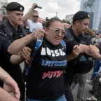 Полоцията в Москва масово арестува протистиращи