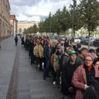 Опашката от протестиращи пред президентската администрация в Москва